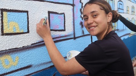 Oficina de grafite da Itaipu incentiva jovens talentos e transforma espaço público